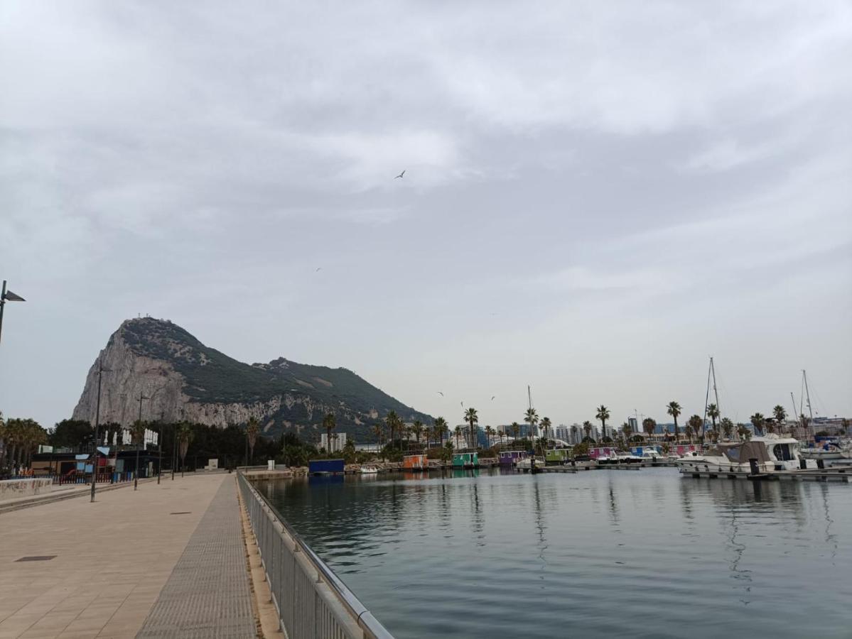 Vistas A 3 Paises Y 2 Continentes 1º Linea De Playa A 5 Minutos De Gibraltar Apartment ลาลิเนียเดลากอนเซ็ปซีออน ภายนอก รูปภาพ