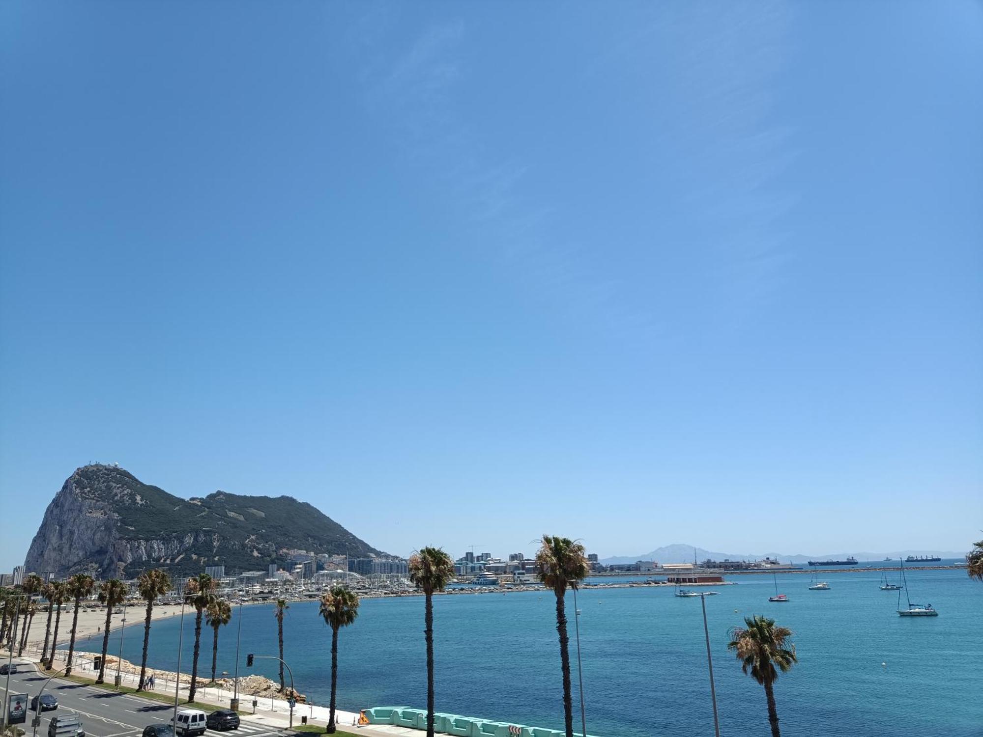 Vistas A 3 Paises Y 2 Continentes 1º Linea De Playa A 5 Minutos De Gibraltar Apartment ลาลิเนียเดลากอนเซ็ปซีออน ภายนอก รูปภาพ