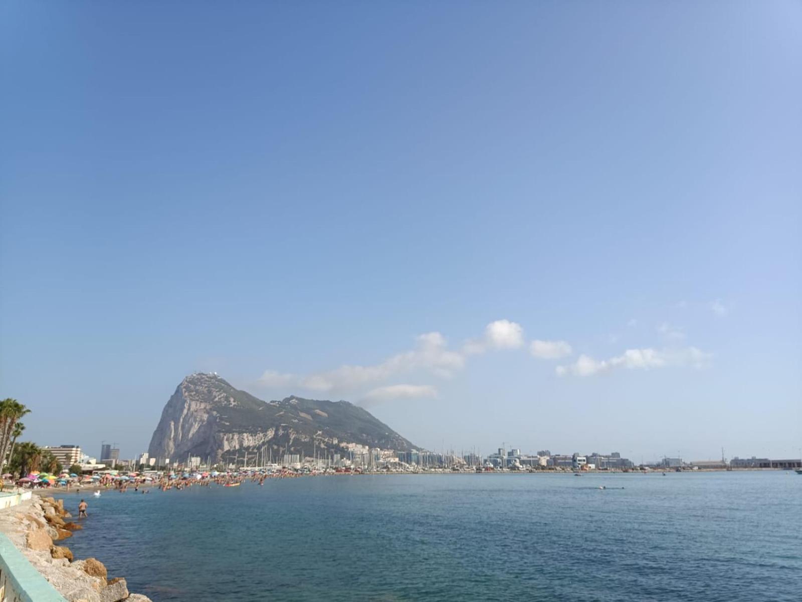 Vistas A 3 Paises Y 2 Continentes 1º Linea De Playa A 5 Minutos De Gibraltar Apartment ลาลิเนียเดลากอนเซ็ปซีออน ภายนอก รูปภาพ